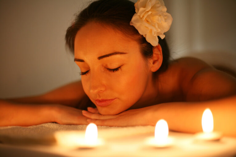 Young,Woman,In,A,Spa,Center.,Lying,On,A,Massage